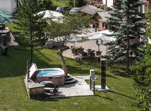 Wellness esterno immerso nella natura delle Dolomiti