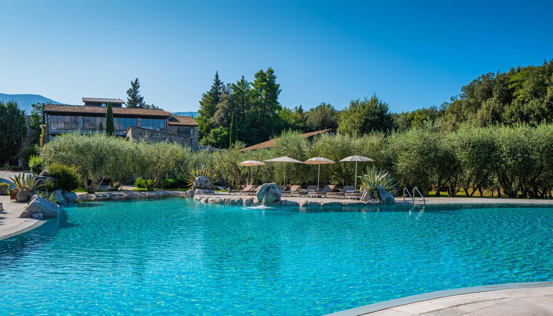 Piscina esterna immersa nella natura