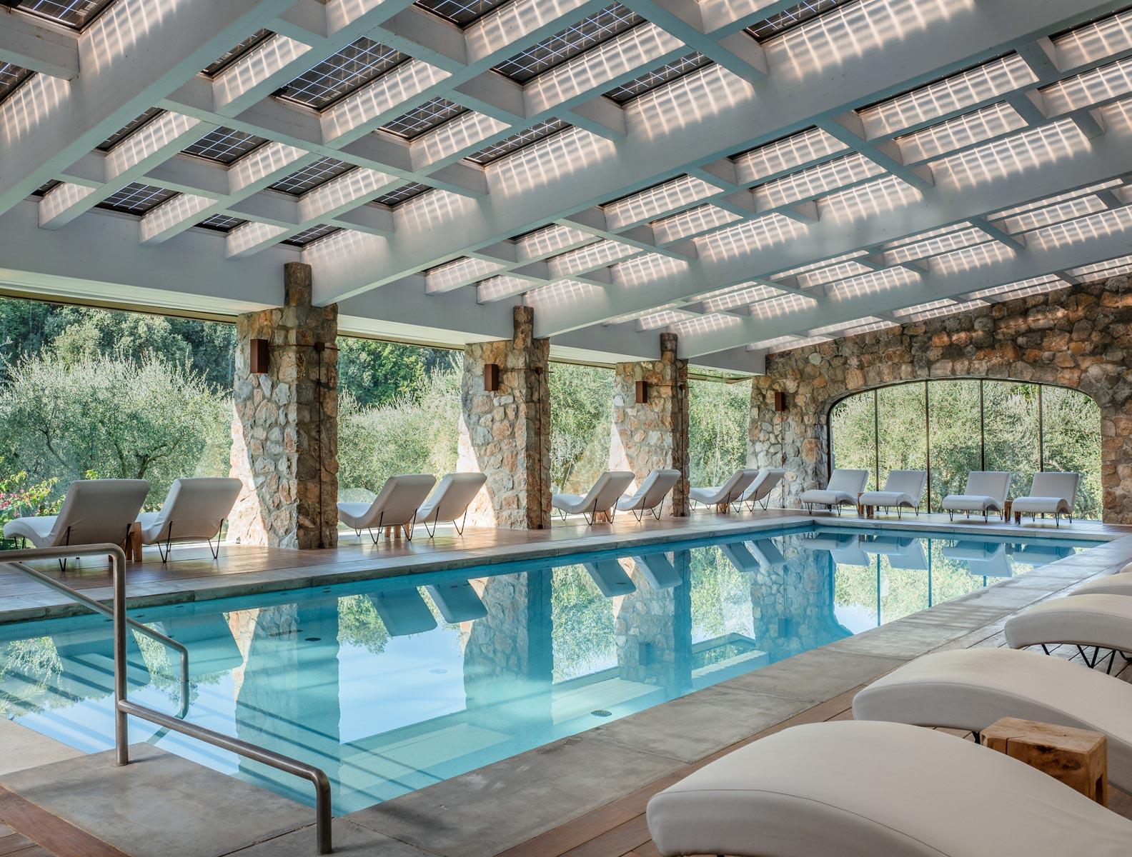 Piscina interna della spa riscaldata