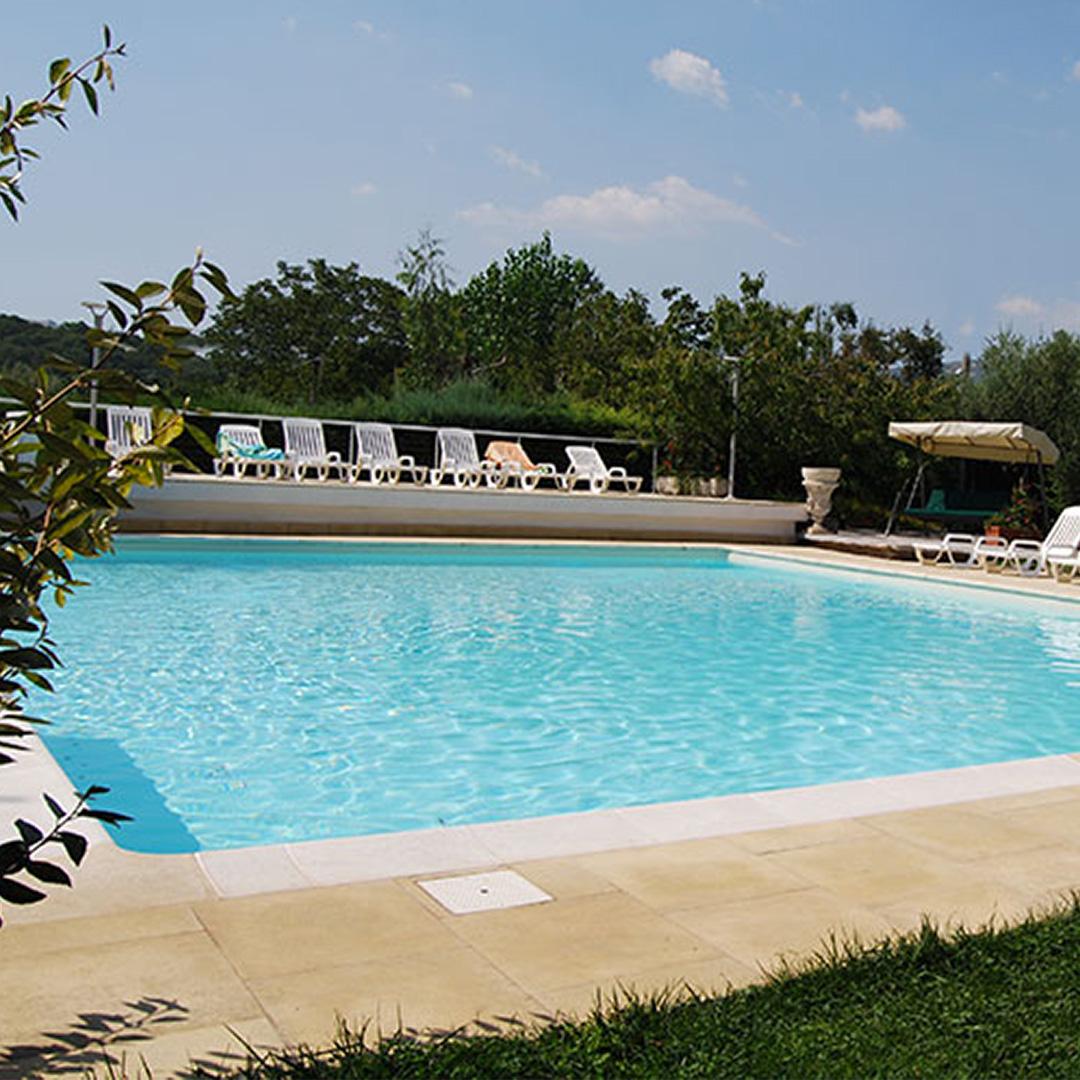 Piscina estiva nel parco