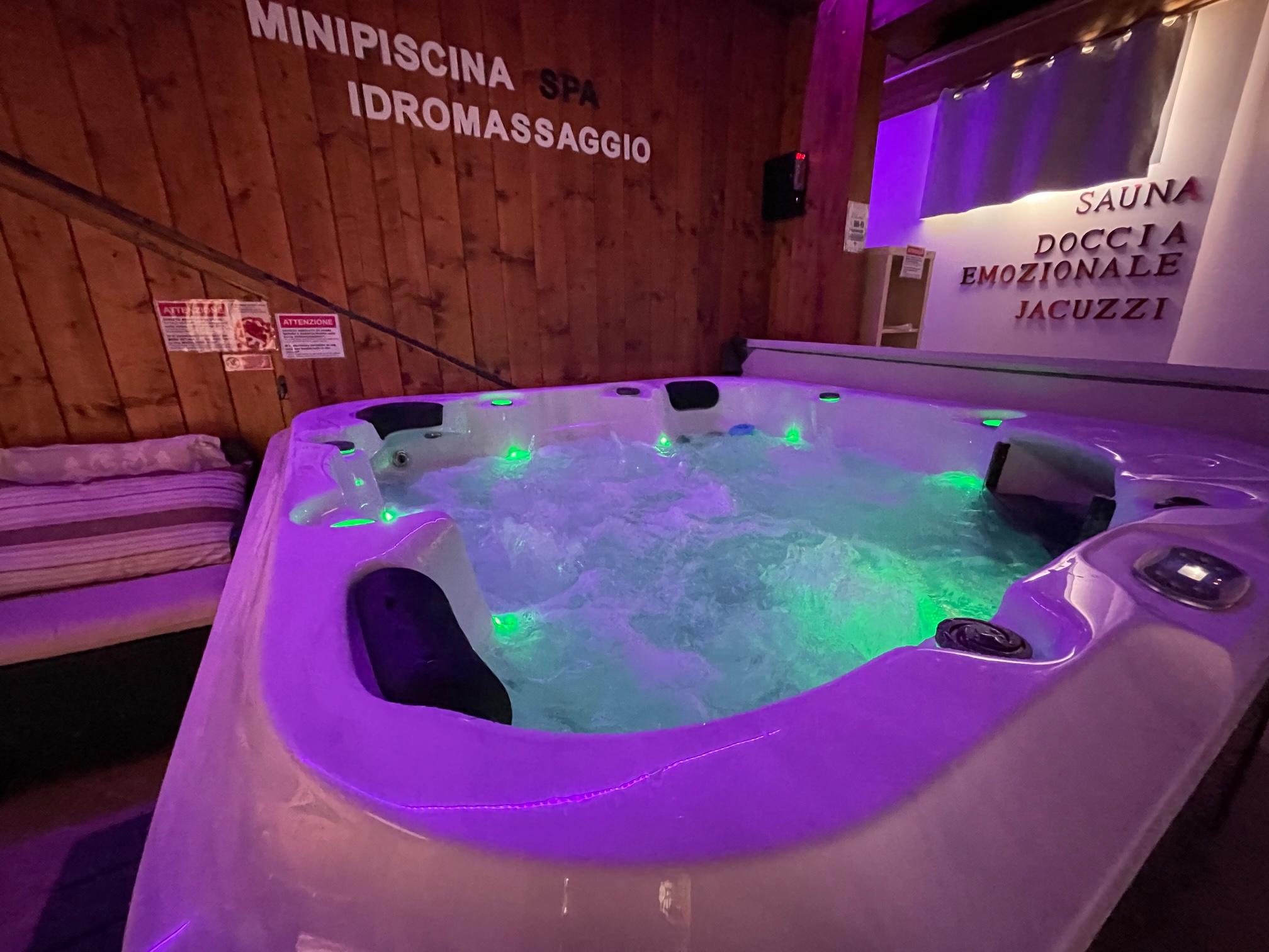 Vasca idromassaggio, sauna e doccia emozionale della SPA privata