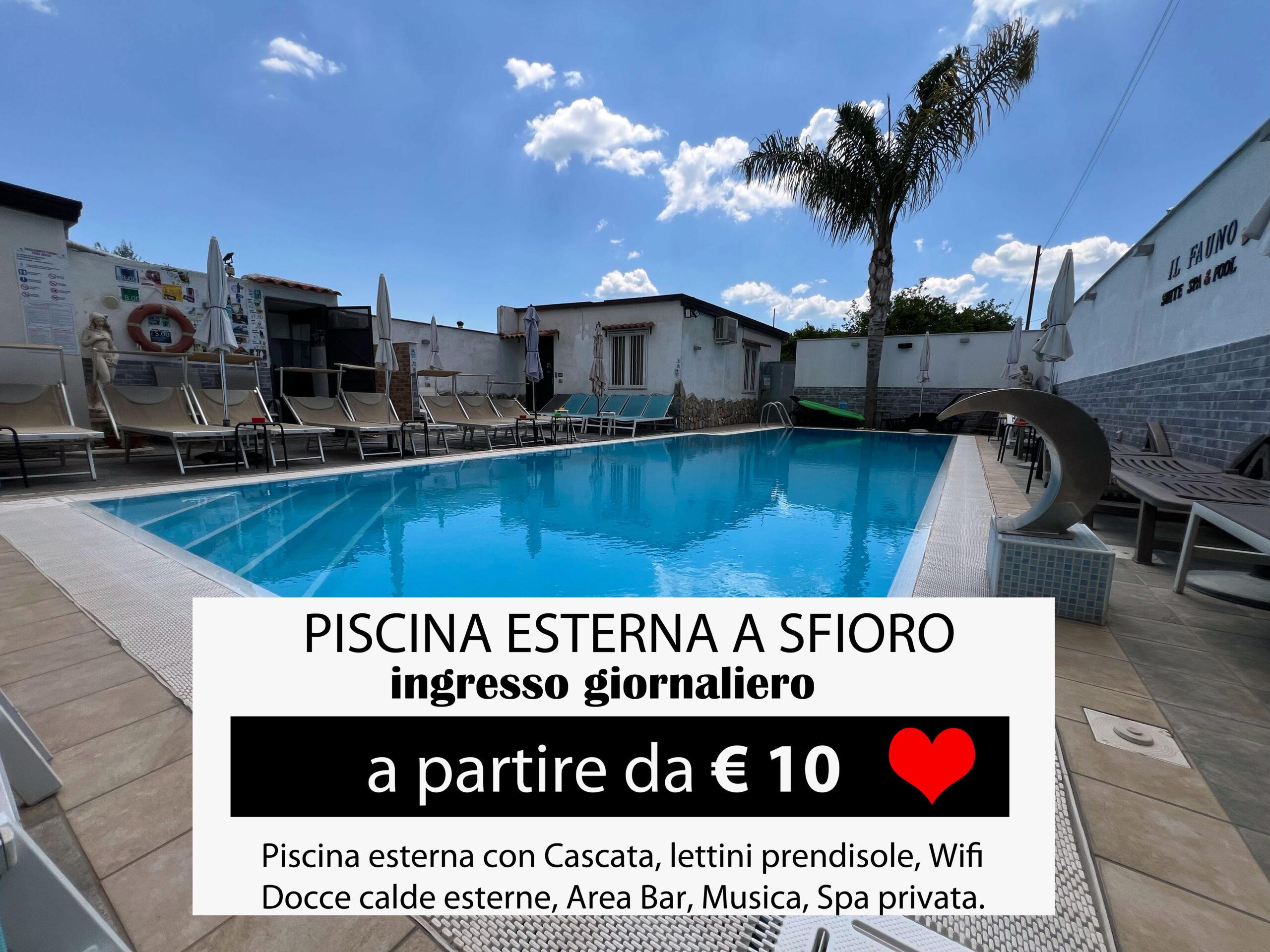 Piscina esterna con cascata cervicale e area relax