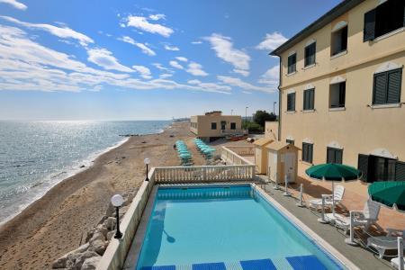 Hotel con piscina vista mare e spiaggia attrezzata con ombrelloni