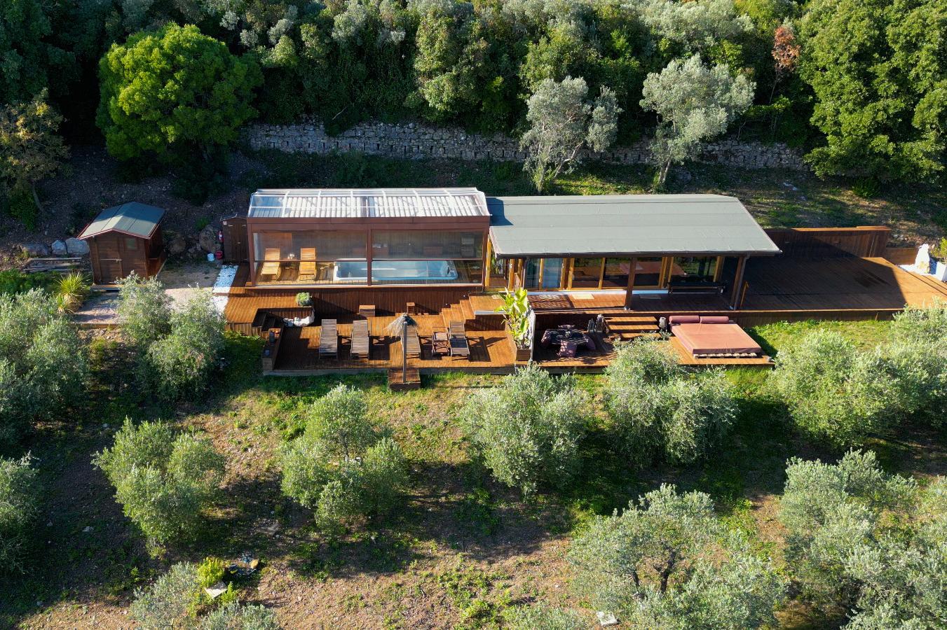 Spa panoramica con vista colline