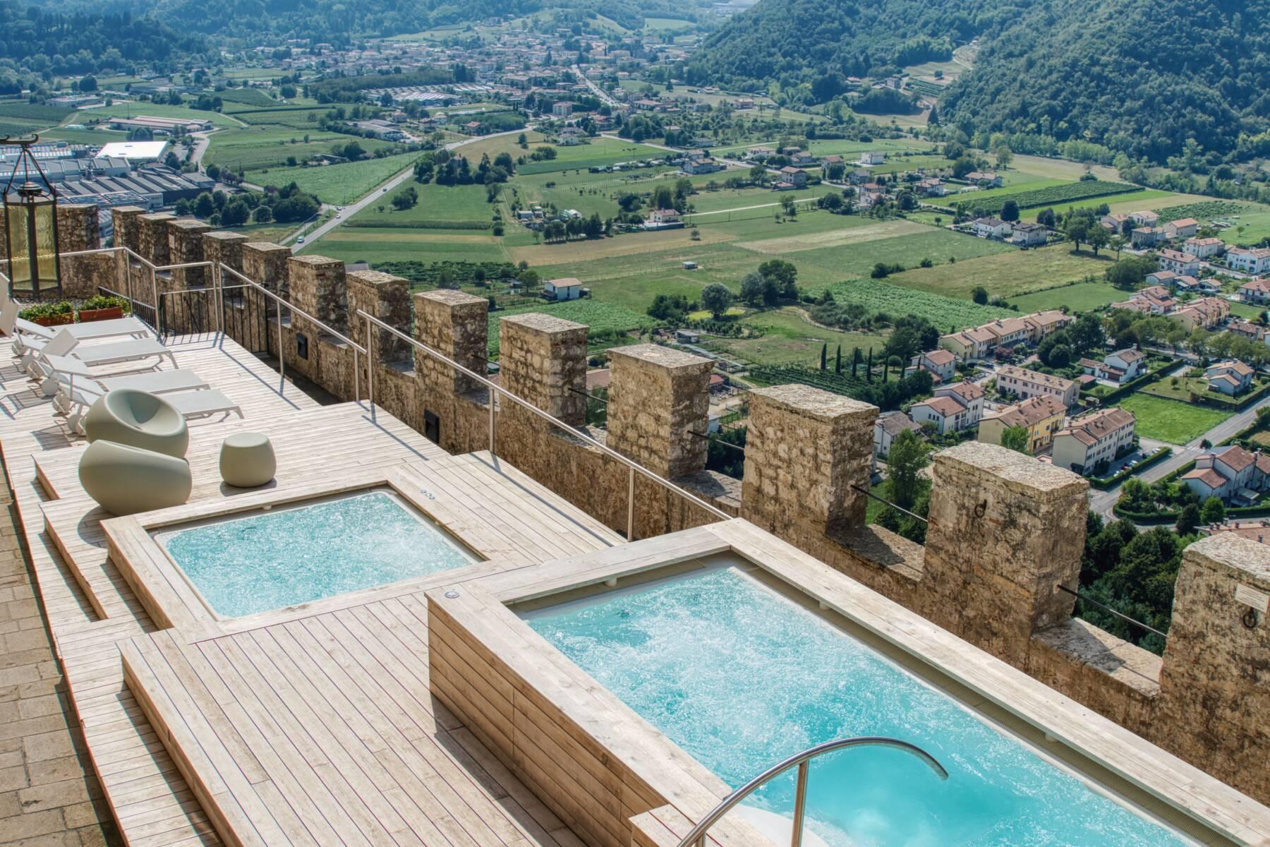 Terrazza esterna con piscine idromassaggio