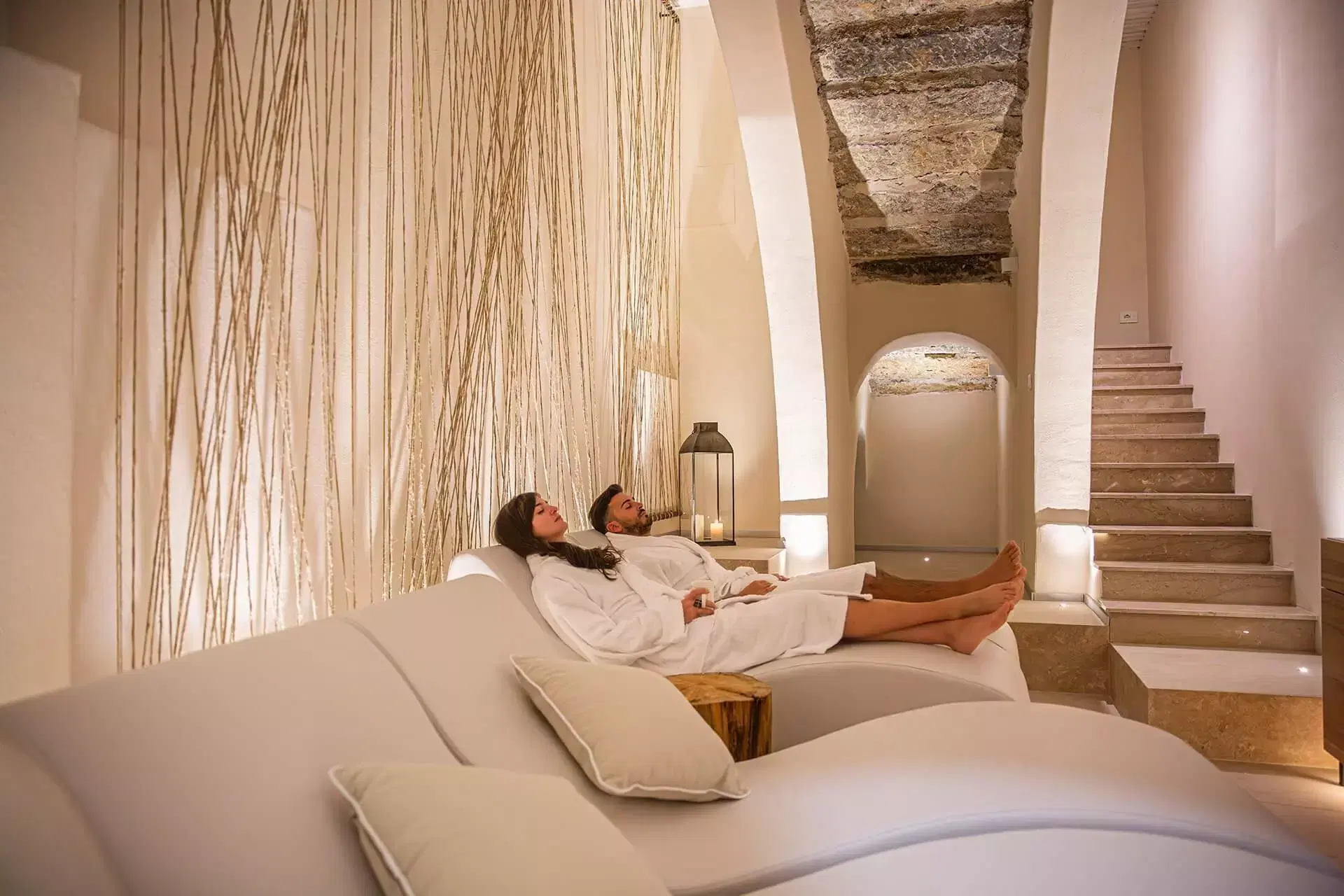 Area relax con lettini e angolo tisane