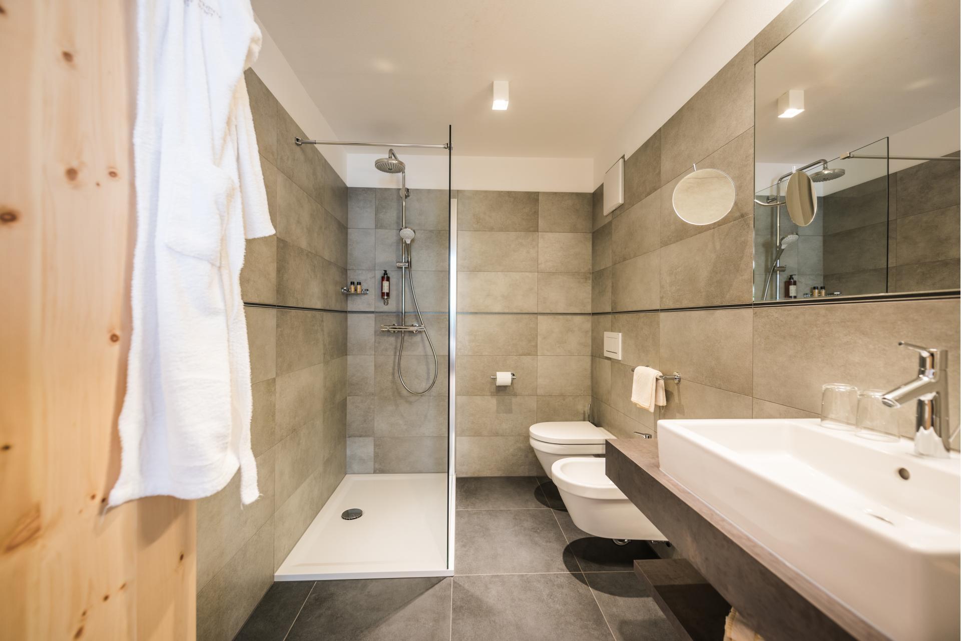 Bagno della Junior Suite con doccia e servizi