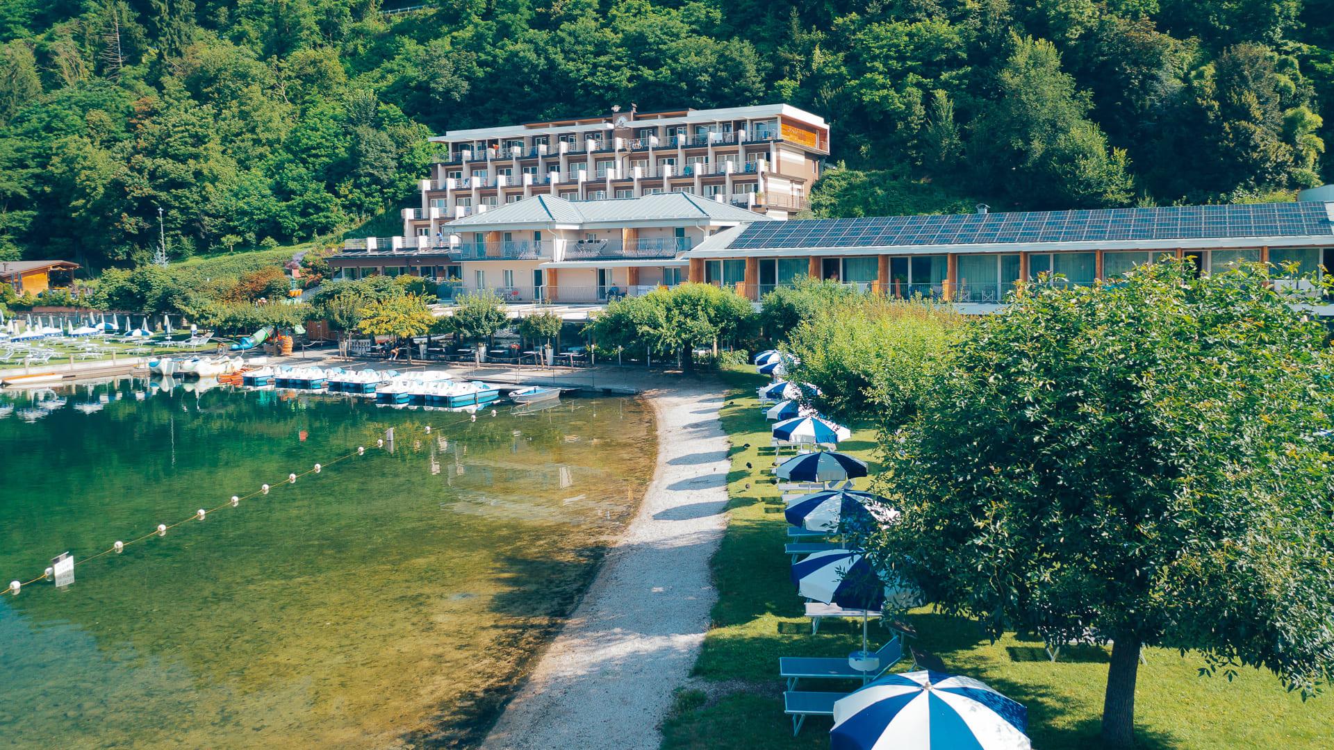 Vista aerea dell'hotel con accesso diretto al lago e spiaggia privata