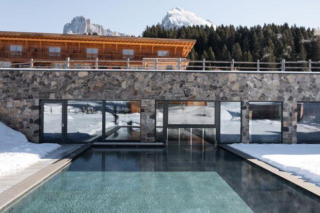 Hotel con piscina esterna in inverno