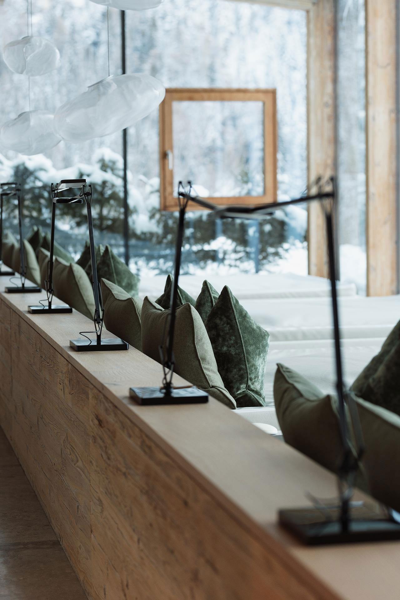 Sala relax con arredamento elegante