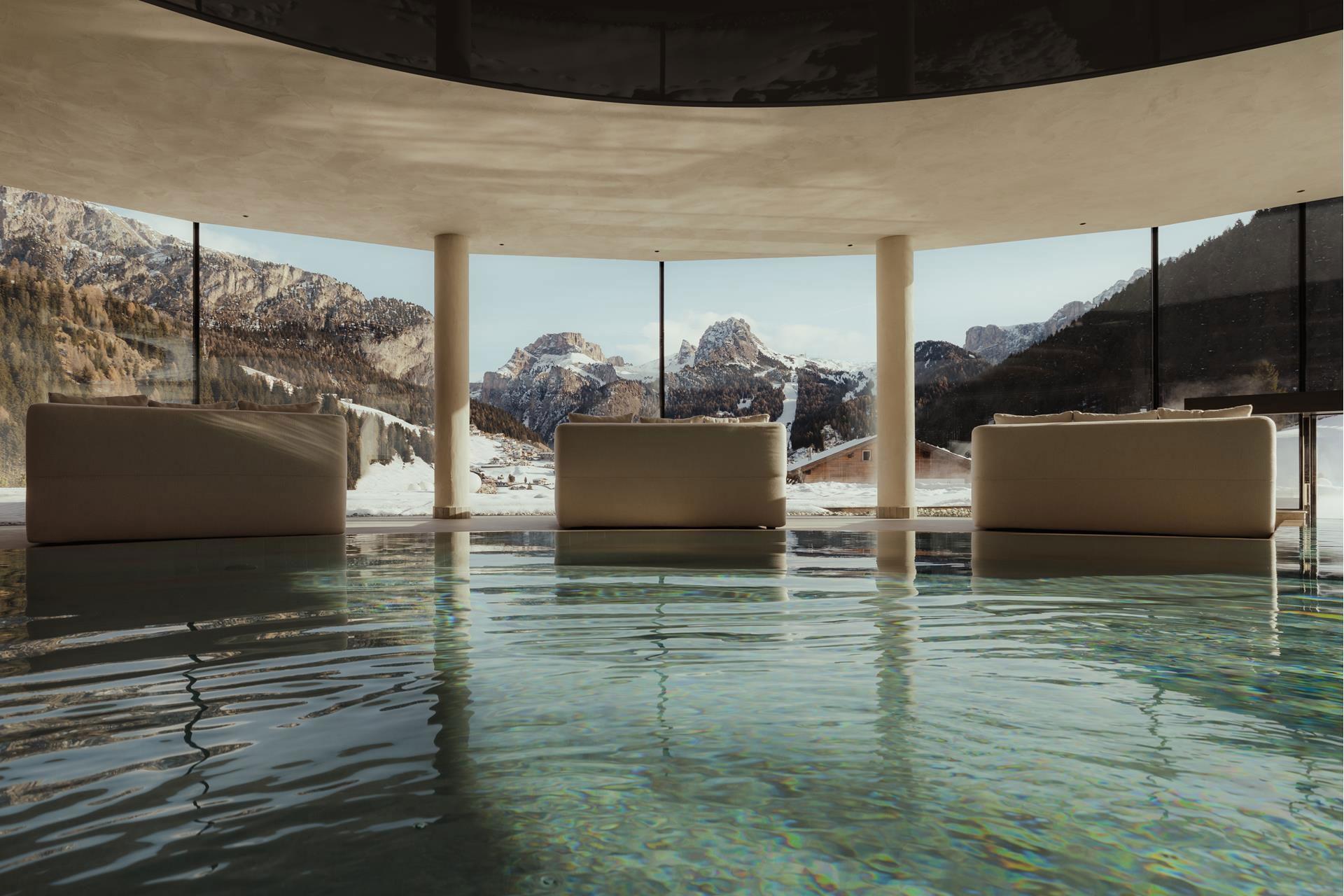 Vista sulle Dolomiti dalla zona acquatica