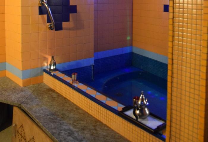 Interno del bagno turco con vapore