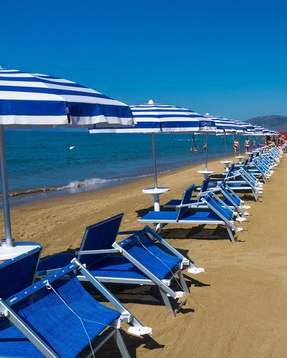 Spiaggia privata sabbiosa con lettini e ombrelloni