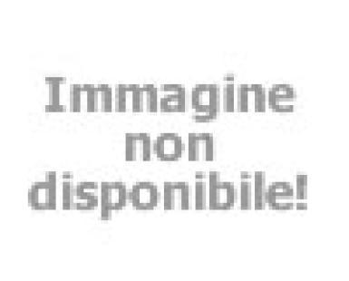 Ragazza su ciambella in piscina con acqua azzurra