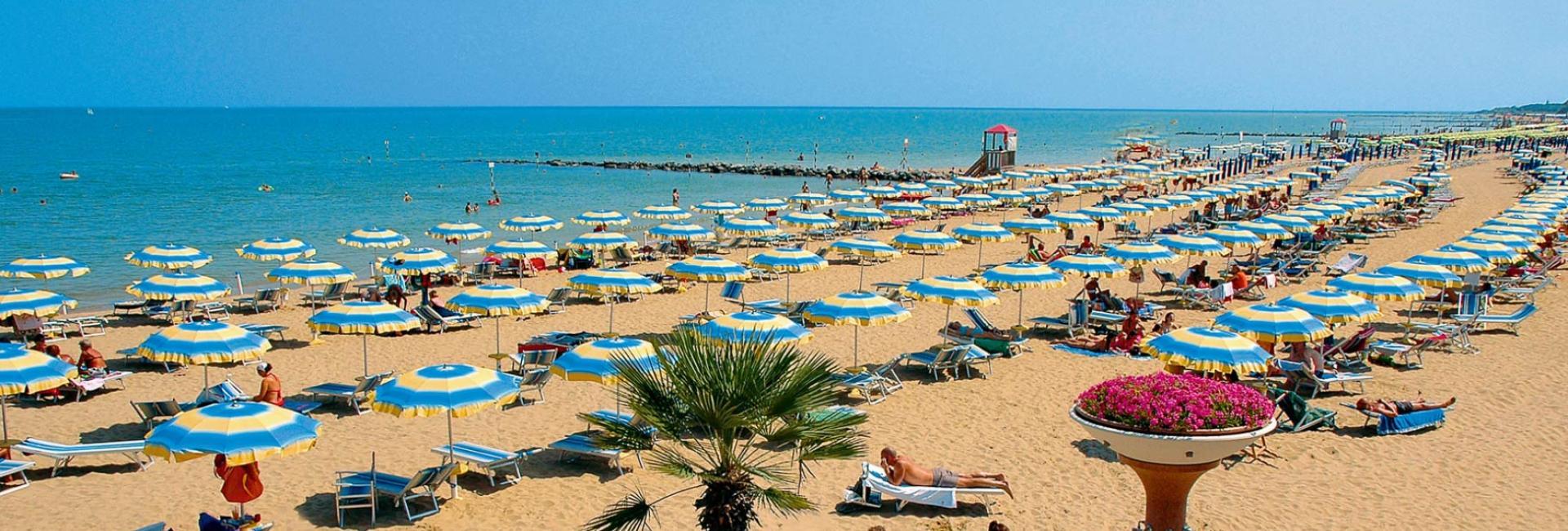 Spiaggia privata attrezzata con ombrelloni e lettini