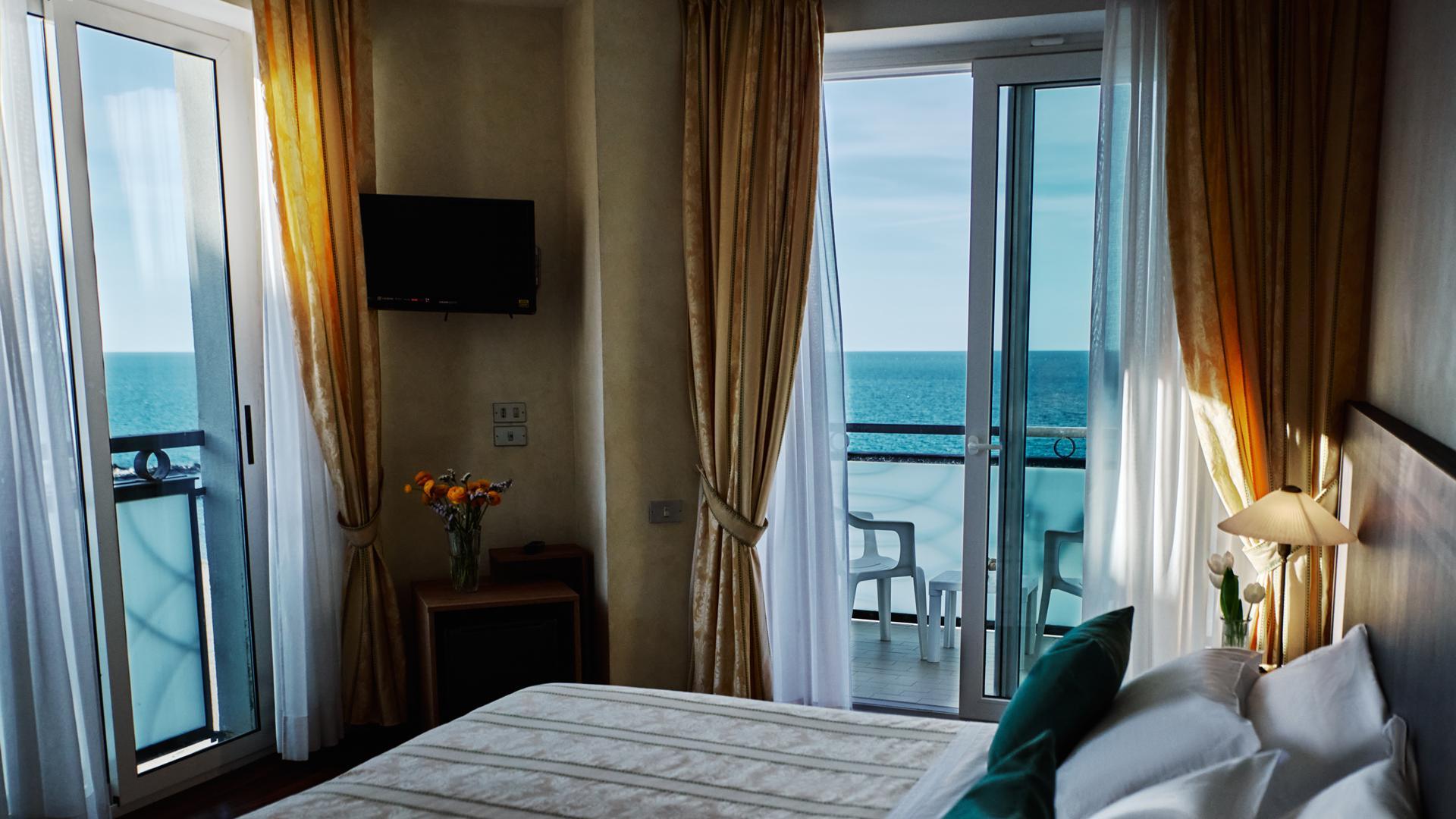 Camera con vista mare, balcone e arredi eleganti