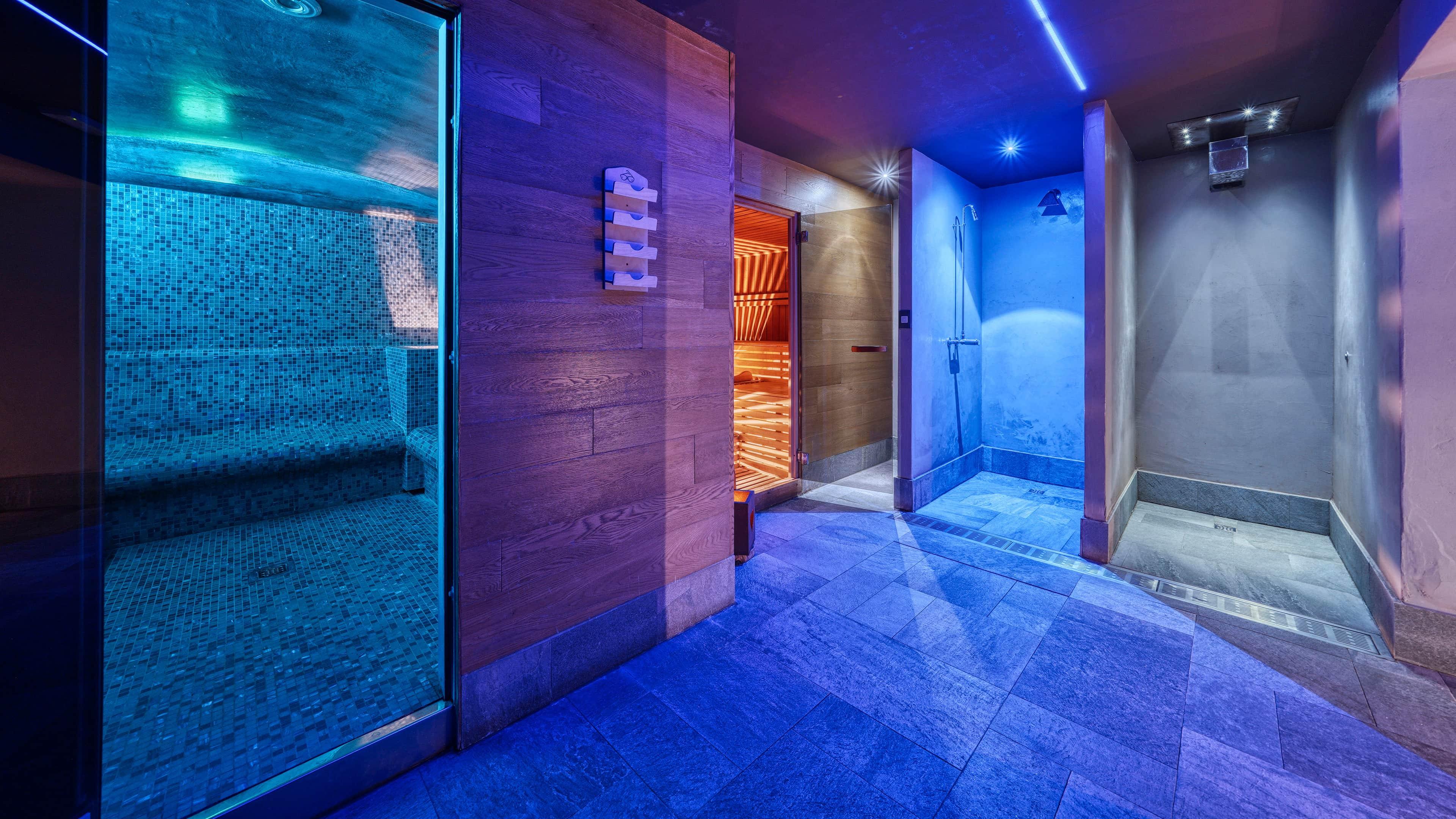 Saune calde della Lodge Spa con luce soffusa