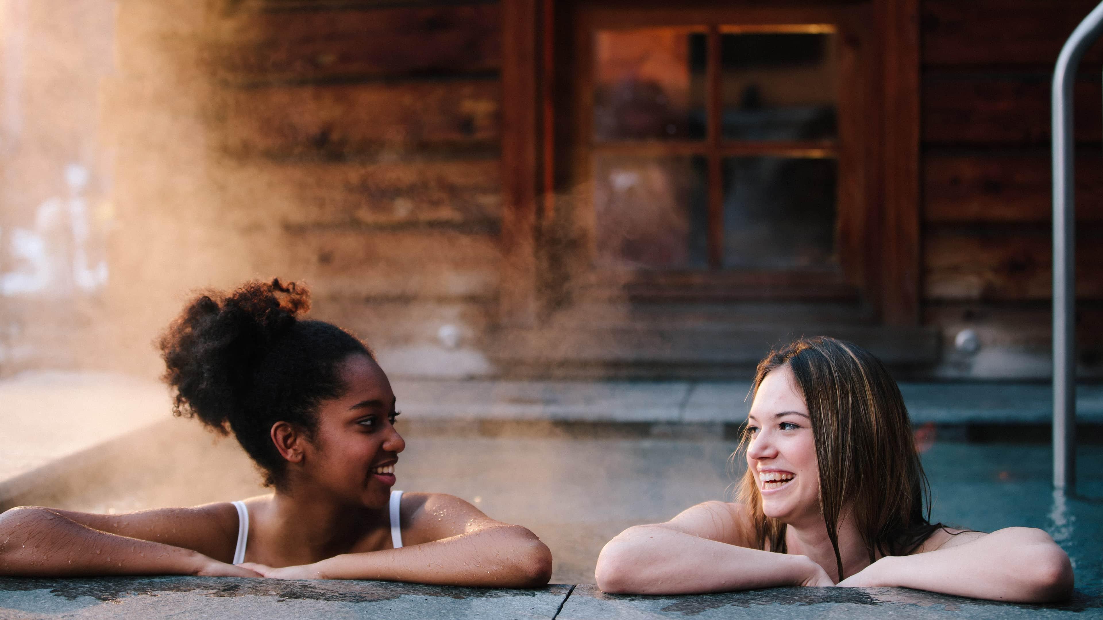 Interno della spa con area relax e camino