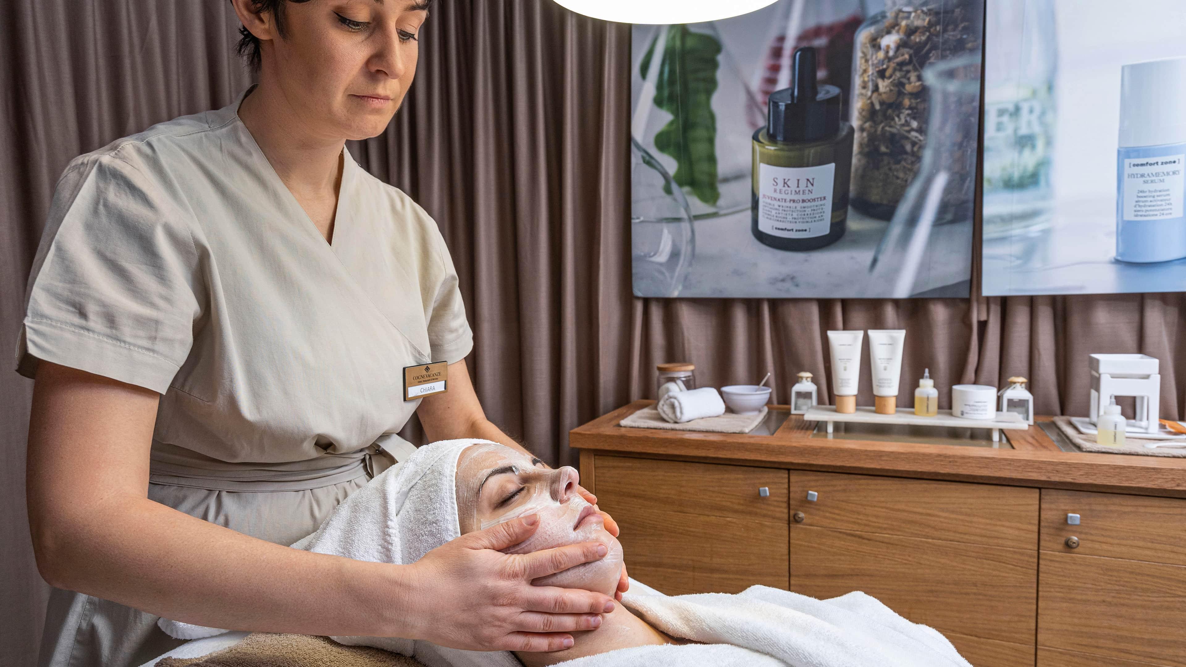 Zona piscina interna con vasca idromassaggio e vista sulle montagne