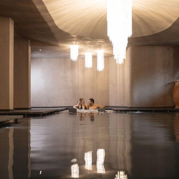 Piscina con idromassaggio e doccia tropicale aromatizzata