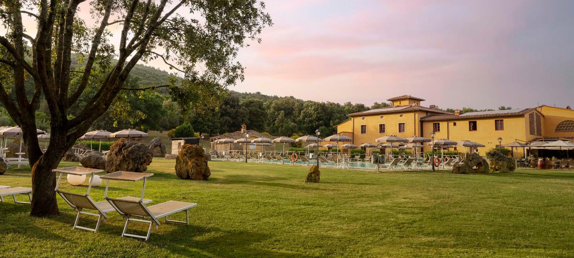 Piscina a sfioro con vista sulle colline del Chianti