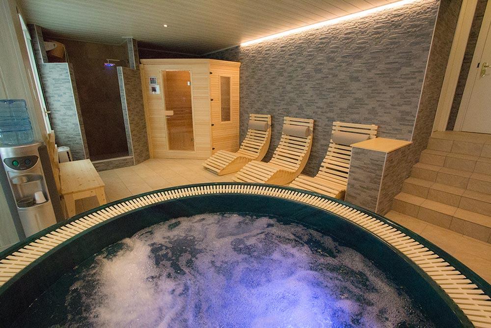Suite spa con vasca idromassaggio e tessuti eleganti