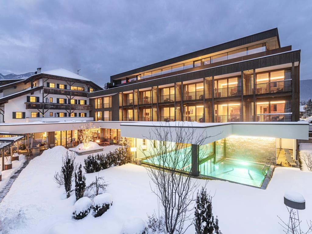 Hotel Langgenhof con piscina di sera in inverno