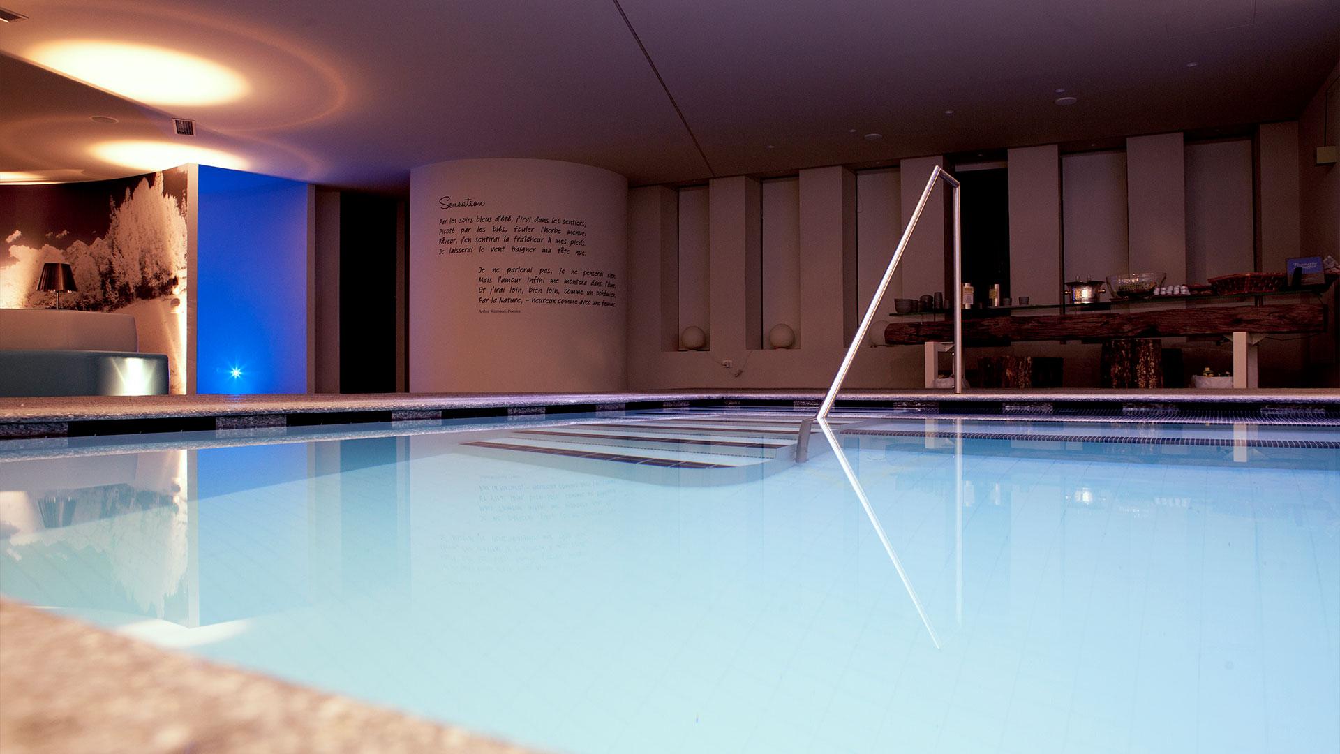 Piscina coperta con idromassaggio e giochi d'acqua del relais