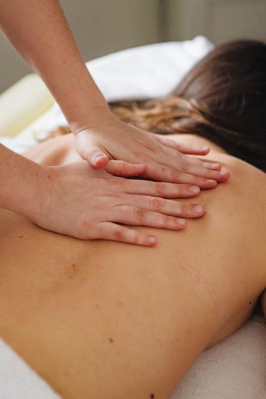 Massaggio schiena collo spalle nel centro benessere