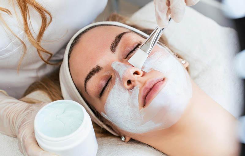 Trattamento pulizia del viso presso la spa