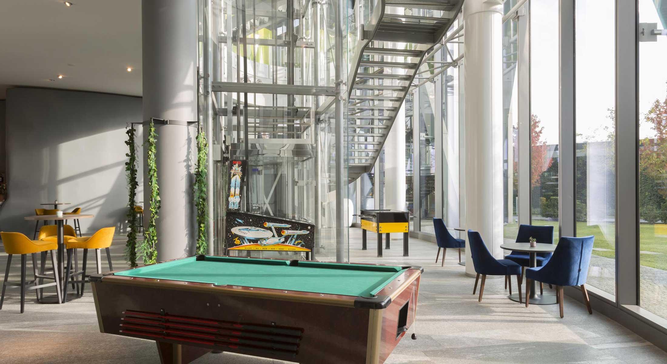 Gaming area con calcio balilla, biliardo e freccette