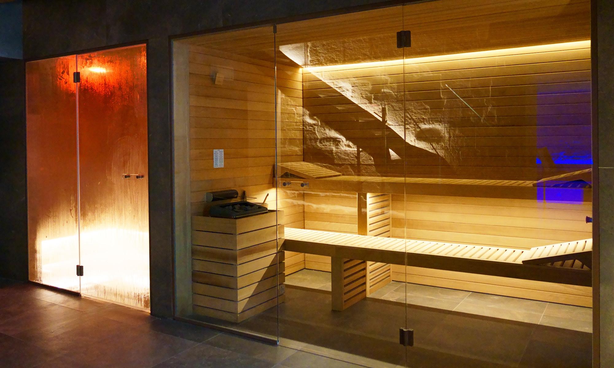 Area spa interna con atmosfera rilassante