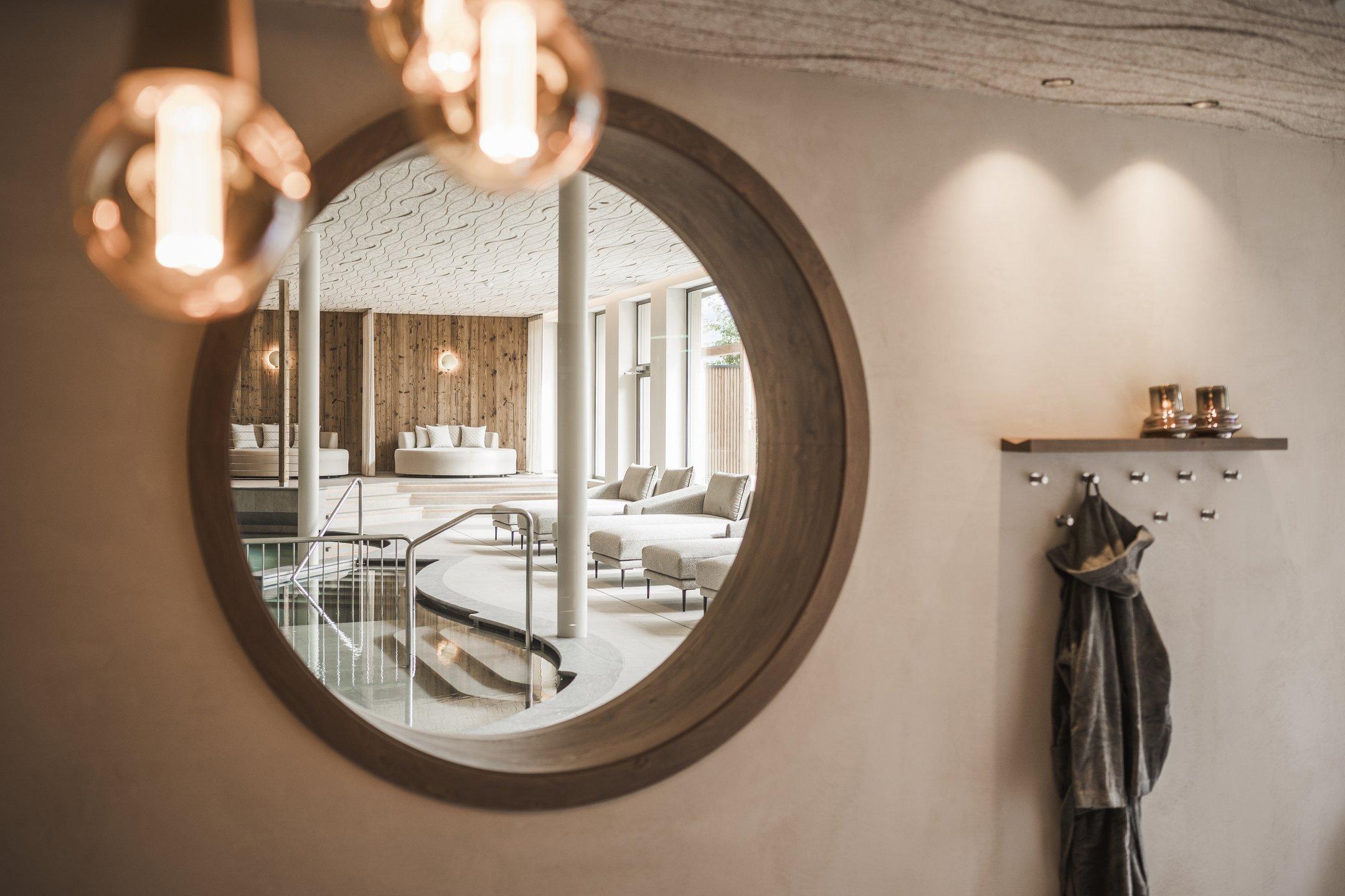 Riflesso della zona spa elegante con piscina e area relax