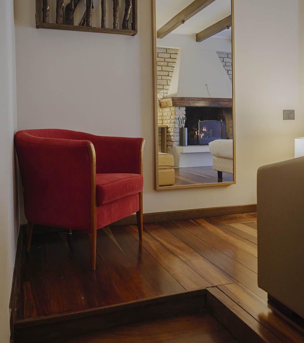 Camera con arredamento in legno di rovere