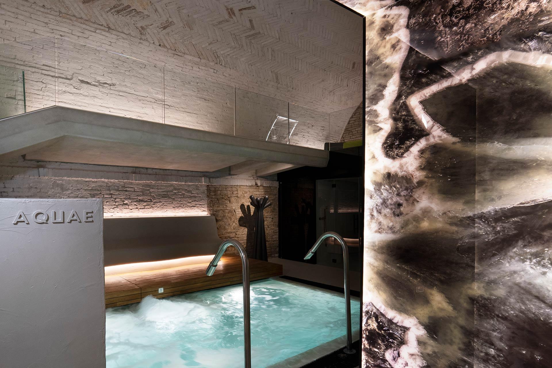 Piscina coperta con illuminazione soffusa