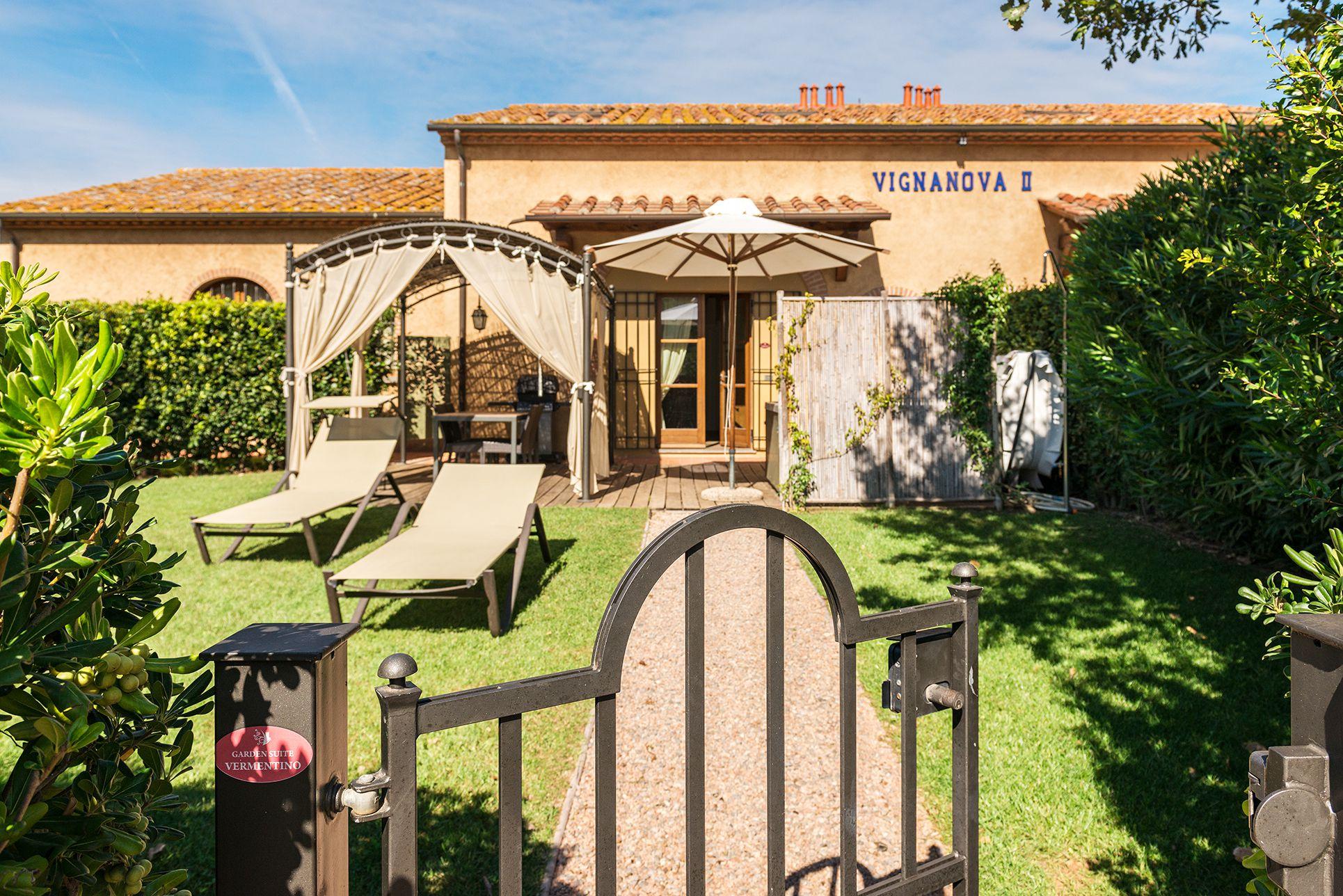 Paesaggio con vigneti e sentieri tra le colline intorno al podere