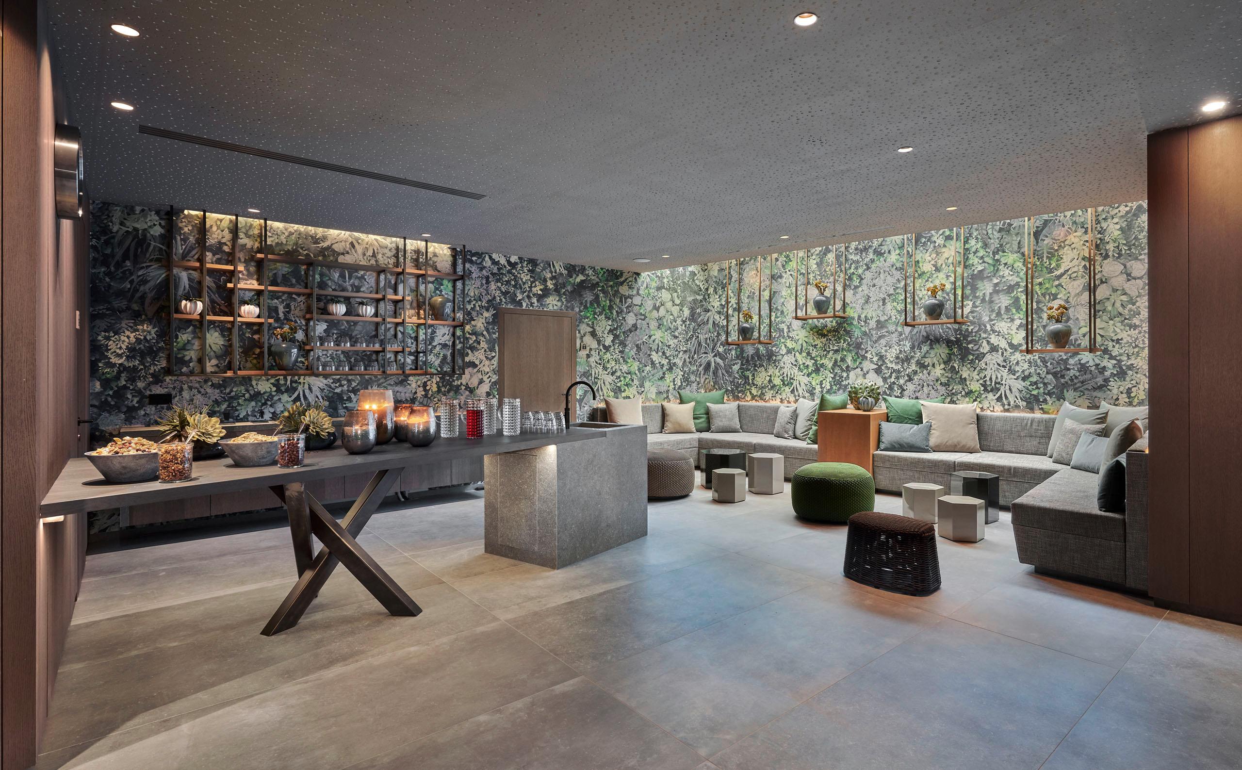 Area relax con lounge e angolo tè per soli adulti