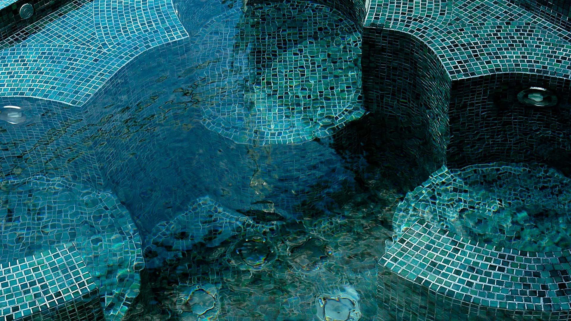 Piscina con mosaico blu, atmosfera serena e rilassante