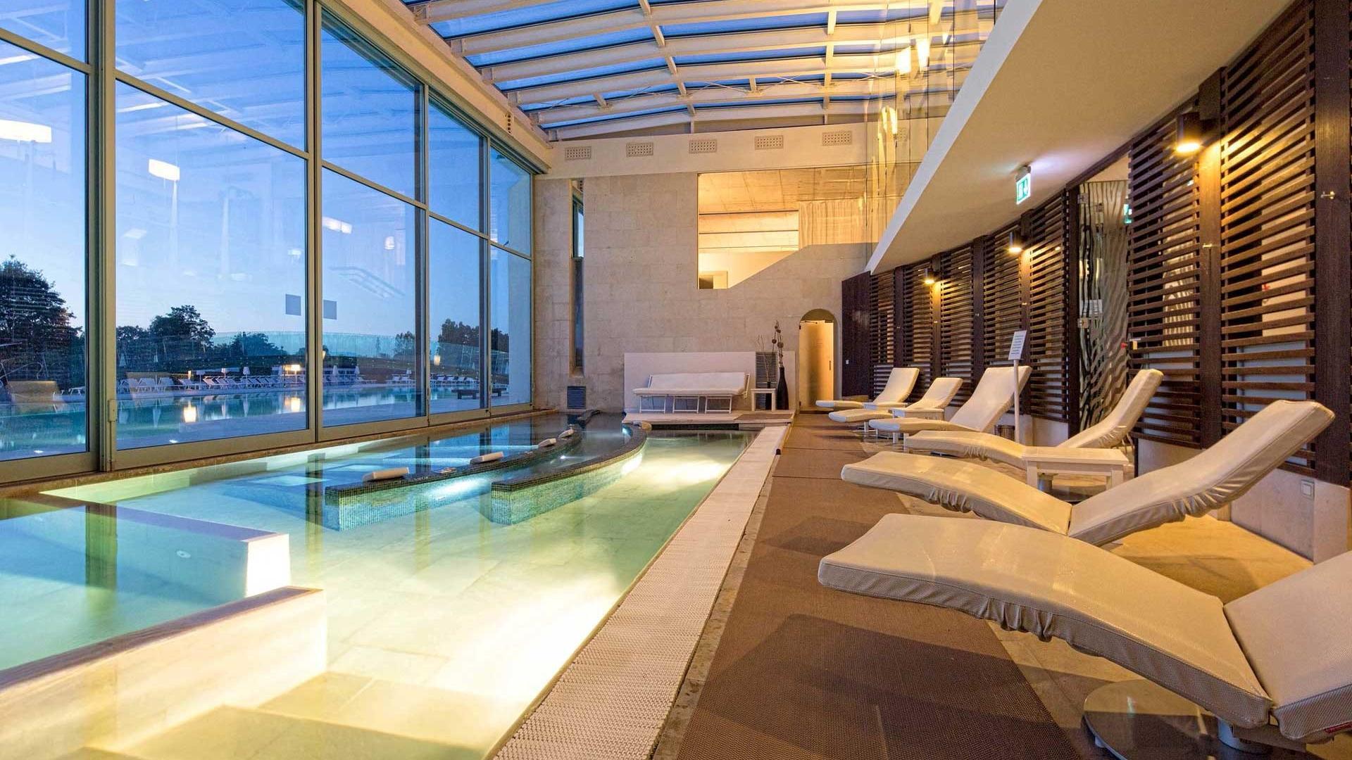 Spa interna elegante con lettini e piscina
