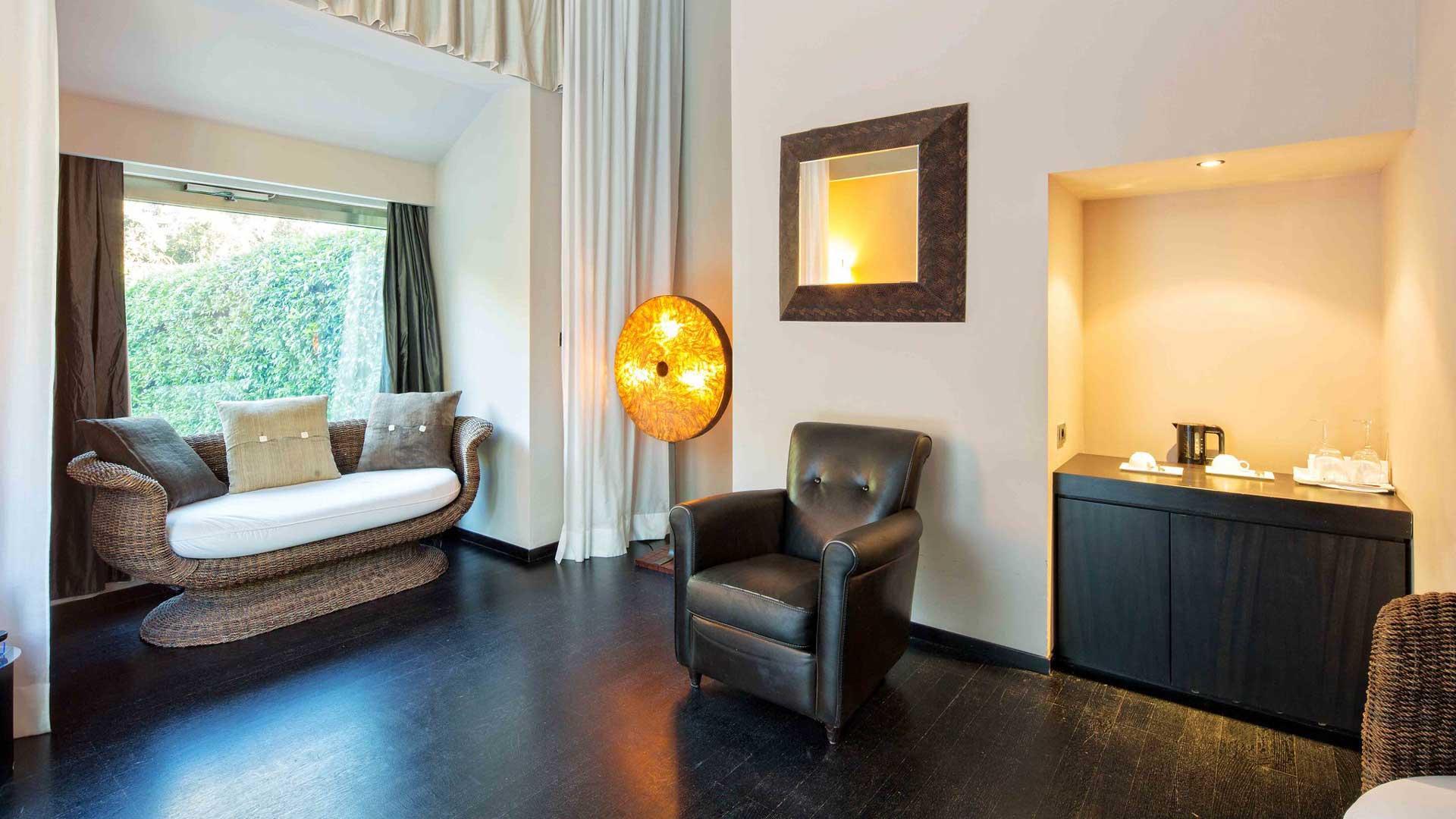 Elegante salotto con poltrona in pelle e illuminazione calda