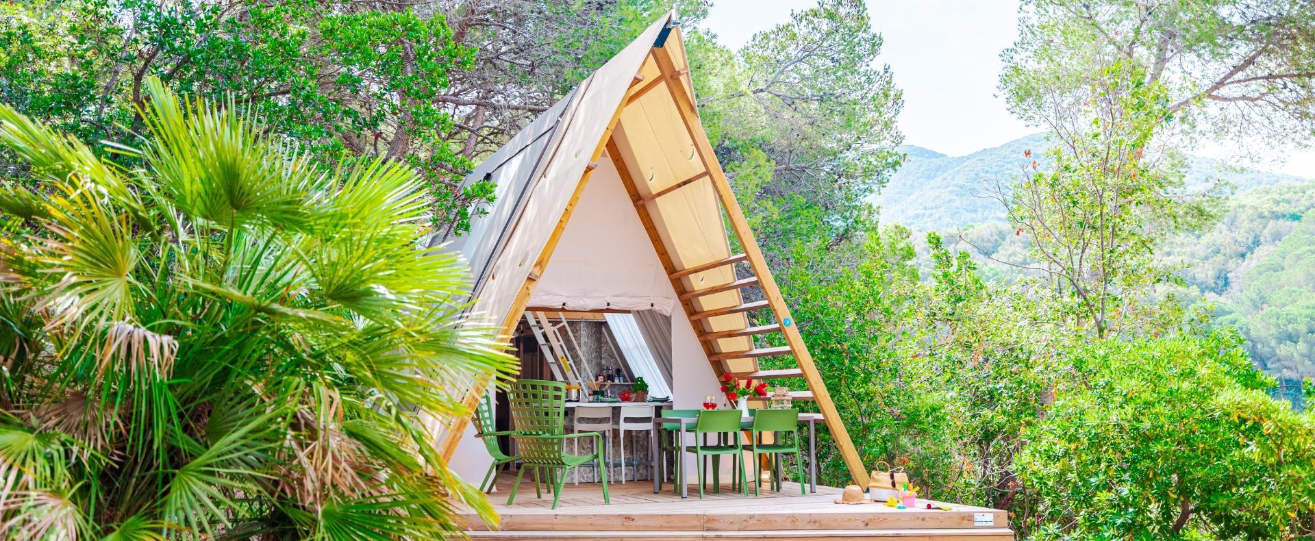 Vista aerea del camping village Rosselba Le Palme circondata da verde