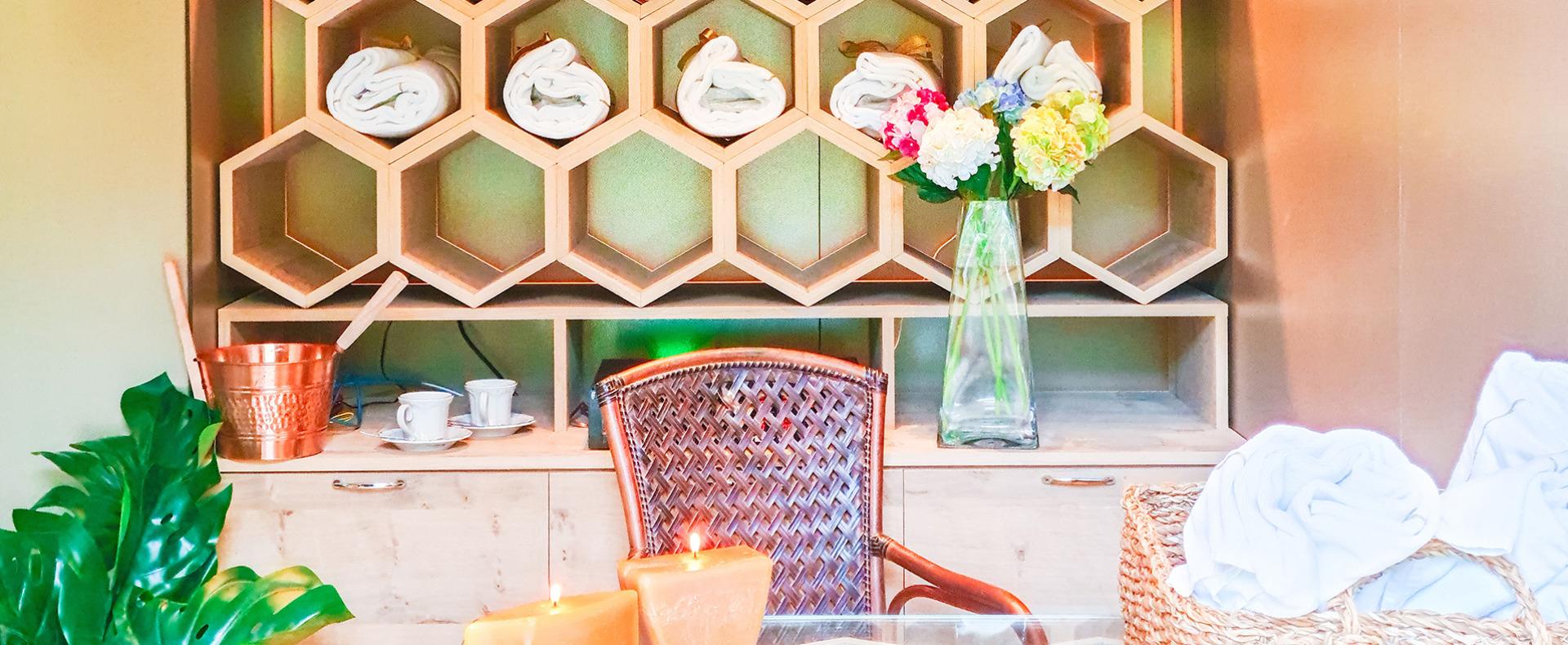 Centro benessere Le Palme Wellness con jacuzzi e giardino botanico