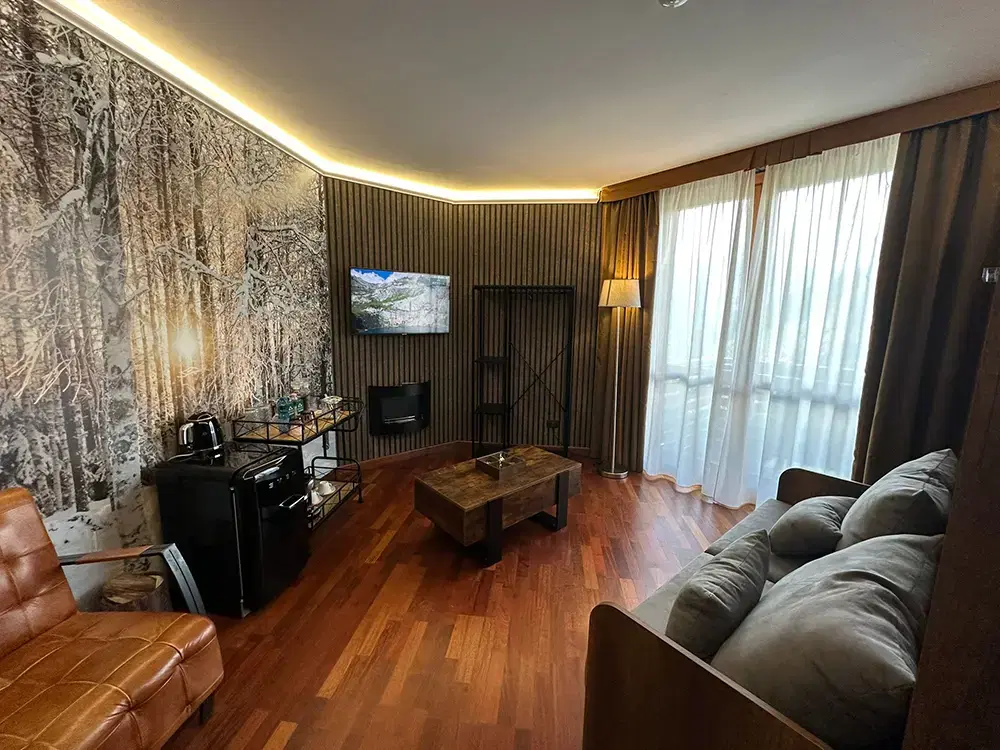 Suite del Savoia Mountain Resort con stile alpino contemporaneo