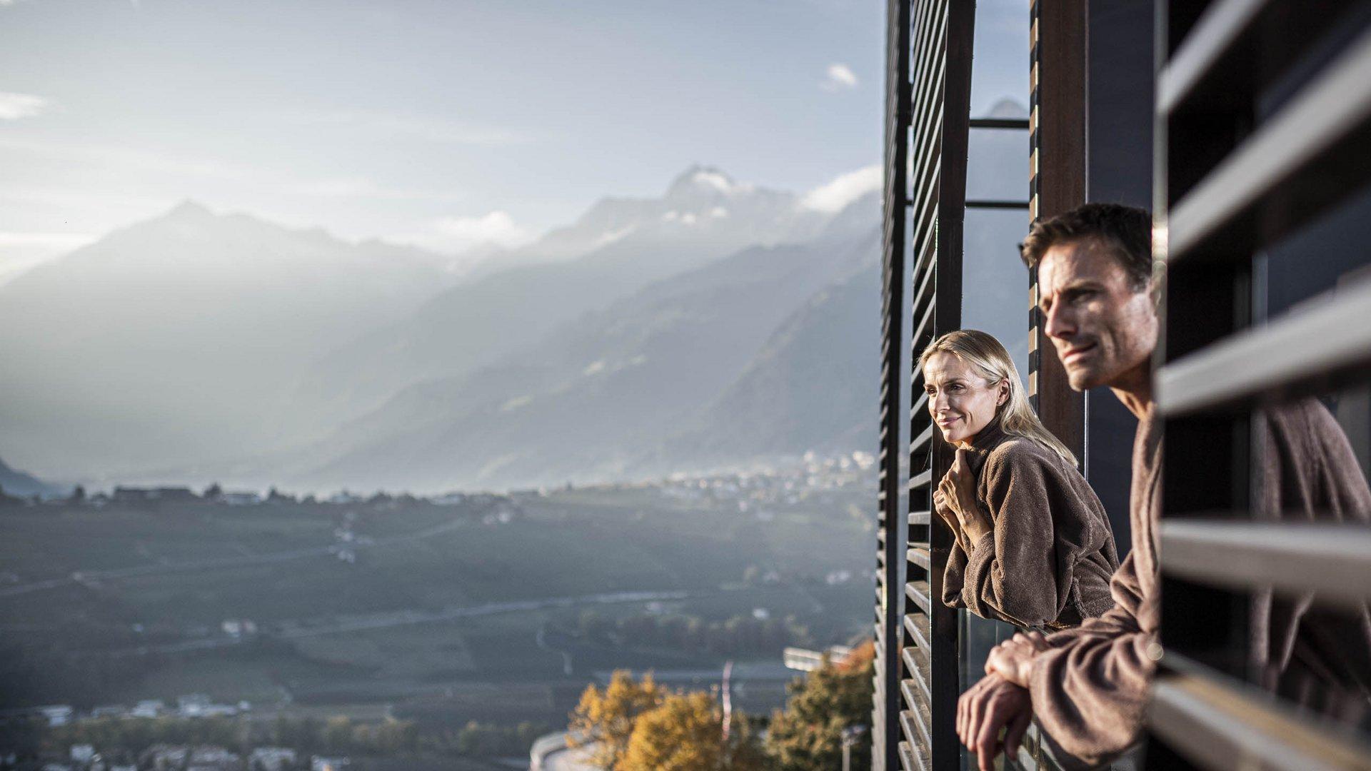 Panorama balcone Schenna Resort con vista su Schenna, Merano e valle dell'Adige
