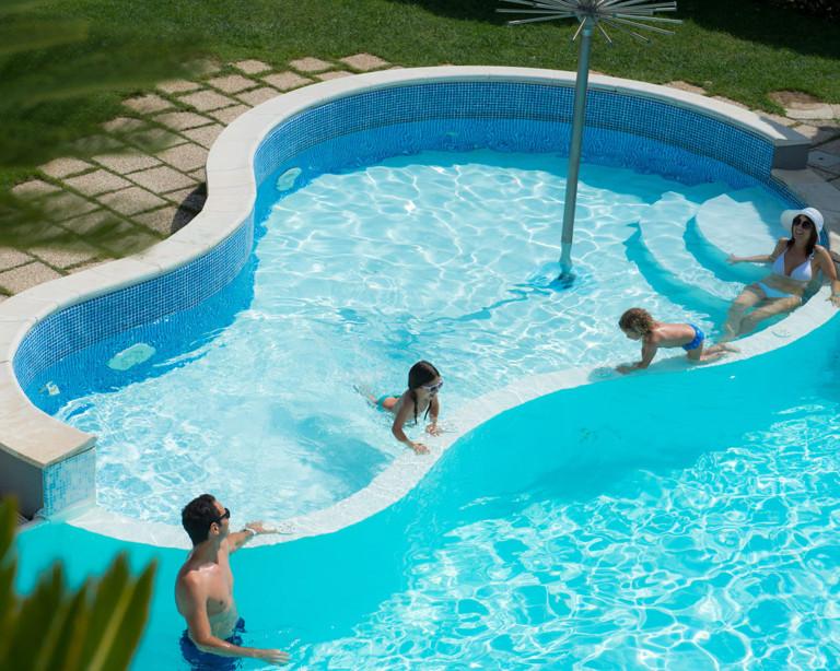 Laguna Pool con lettini e famiglie