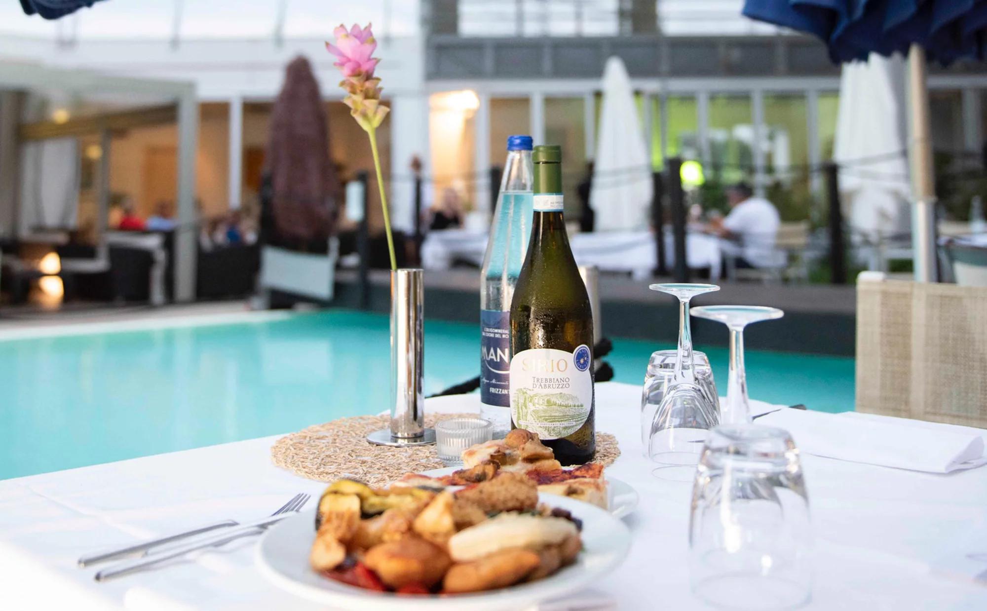 Sala ristorante con vista sulla piscina