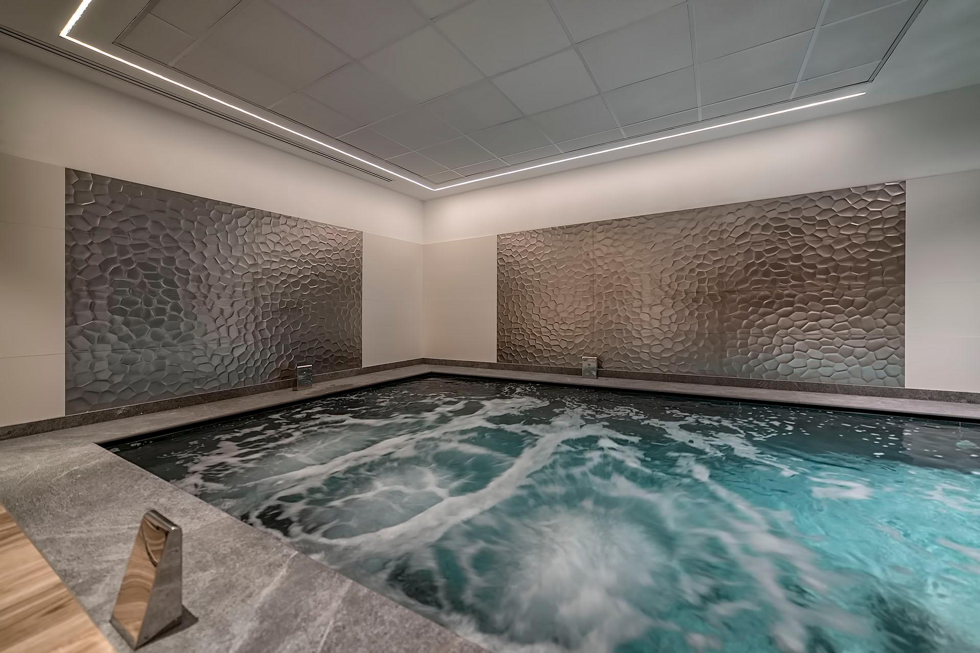 Surya pool interna ed esterna