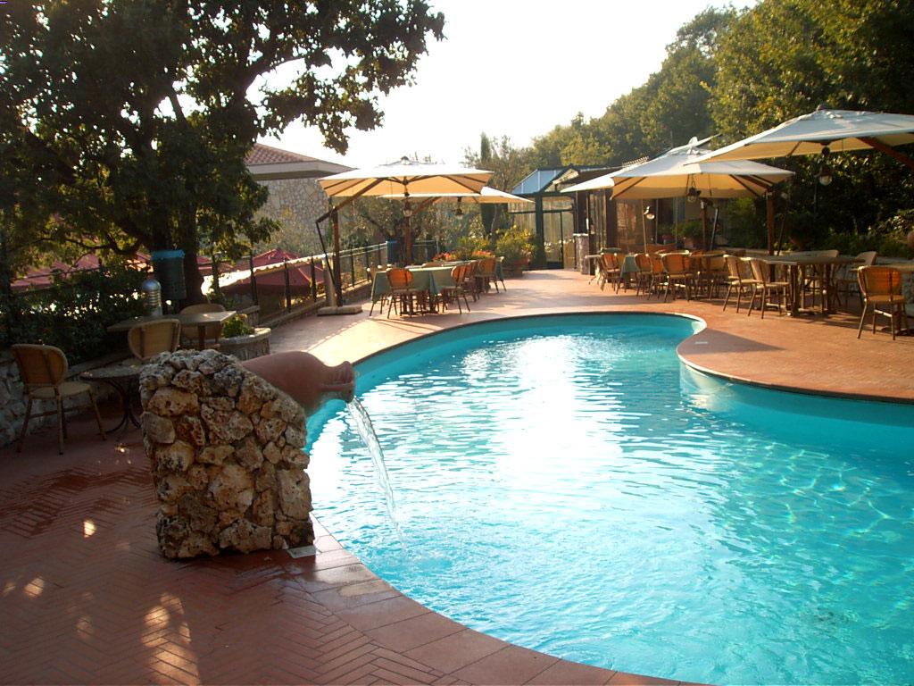 Piscina e area esterna cerimonie