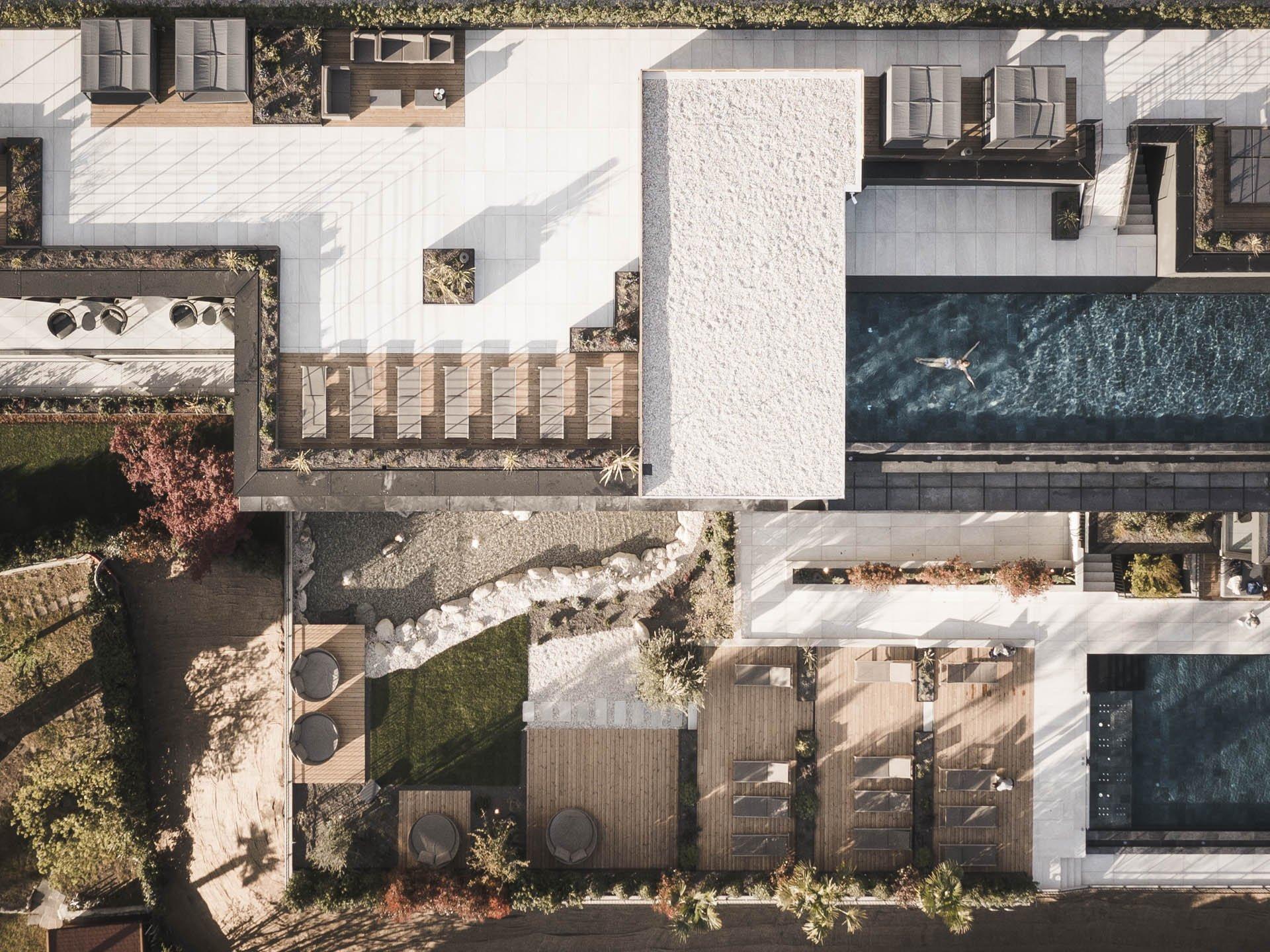 Terrazza moderna con piscine, lettini e aree di seduta vista aerea