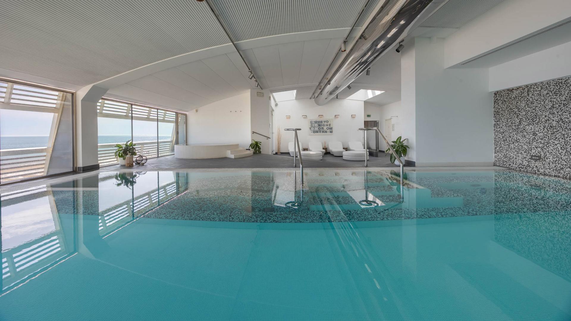 Atmosfera rilassante con candele, asciugamani soffici e prodotti di bellezza eleganti